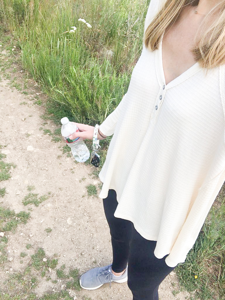 hiking mom outfit