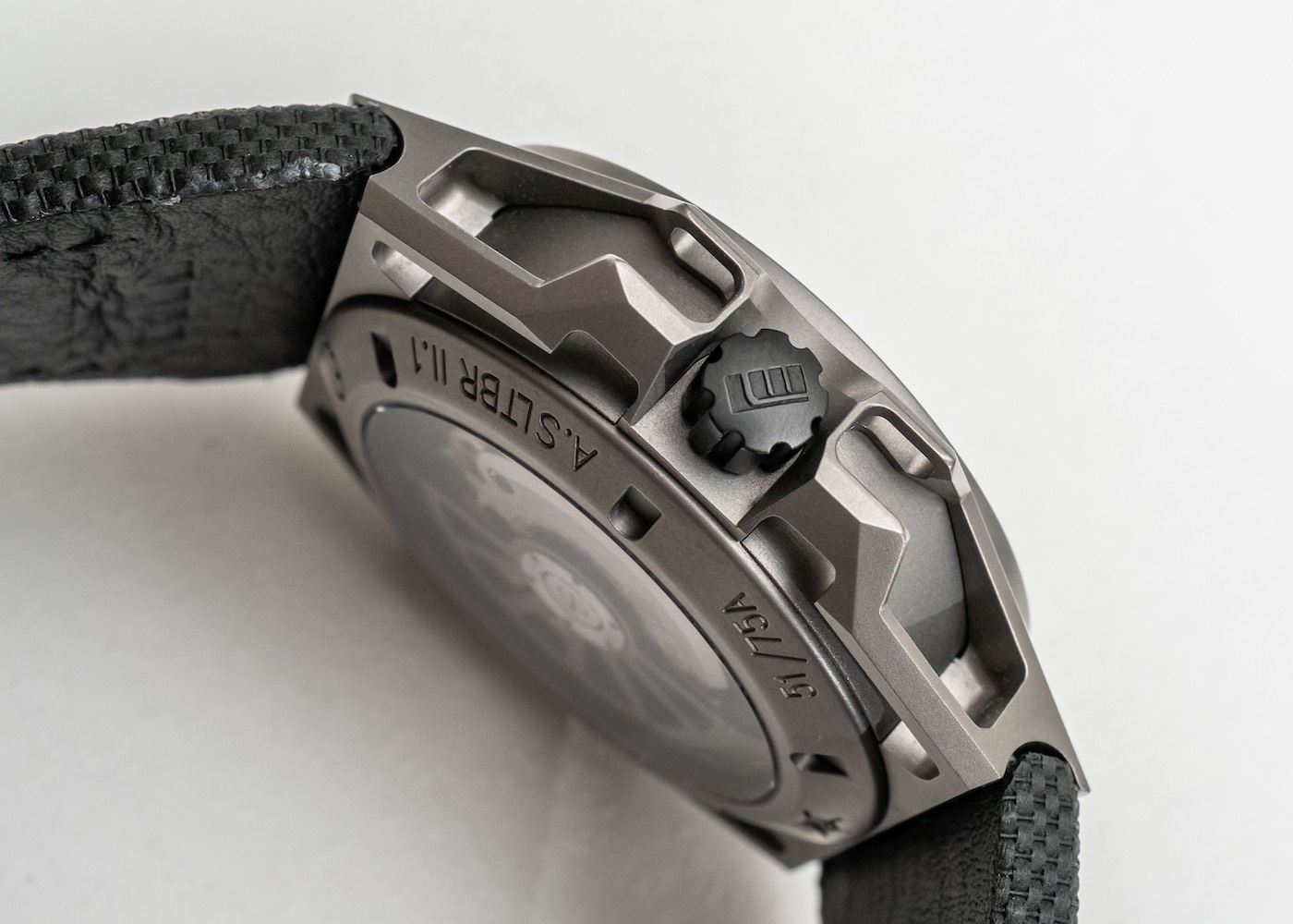 Hands-On: Linde Werdelin SpidoLite Titanium Watch In Summit Green Hands-On 